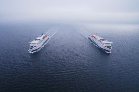 Die Inbetriebnahme der beiden Hybridfährschiffe „Berlin“ und „Copenhagen“ war ein wichtiger Meilenstein in der Scandlines-Unternehmensgeschichte und doch erst der Anfang. Das Unternehmen zielt auf den emissionsfreiem Fährverkehr.