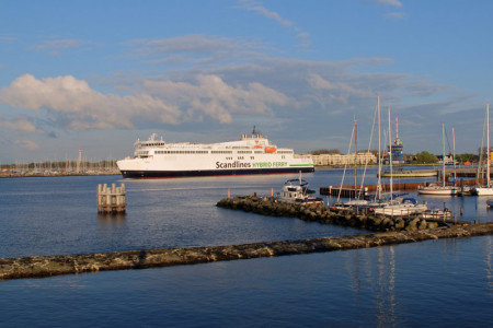 Die Reederei Scandlines schickt einen Geburtstagsgruß nach Rostock.