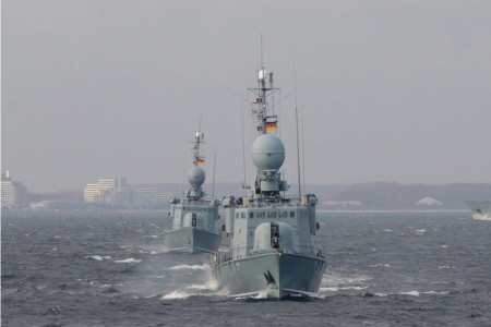 Zwei Schnellboote der "Gepard-Klasse" in Formationsfahrt.