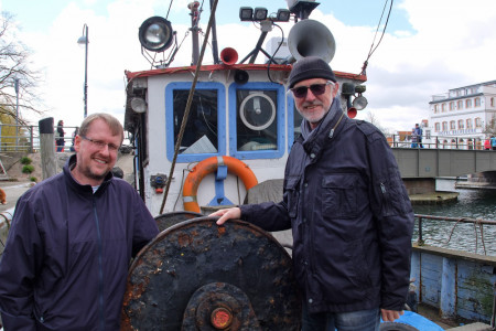 Mit Lutz Schröder (l.) und Manfred Müller-Fahrenholz nahmen heute zwei Schiffbauexperten den Fischkutter „Barth“ in Augenschein. Ihr Fazit fällt ernüchternd aus.