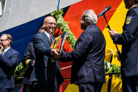 Der Präsident des Bundespolizeipräsidiums übergibt die Bundesdienstflagge an den Präsidenten der Bundespolizeidirektion Bad Bramstedt