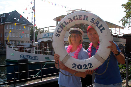 Veranstalten gemeinsam die zweite Schlager Sail: Katrin Möller von der Fahrgastschifffahrt „Käpp'n Brass“ und „Partyexperte“ Thorsten Schulz.