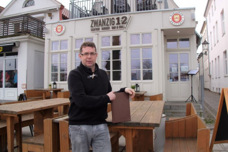 René Kroboth-Stolte ist Restaurantleiter im „Zwanzig12“ in Warnemünde. Er zeigt volles Verständnis für die vorübergehende Schließung der Restaurants und Gaststätten auch im Ostseebad.