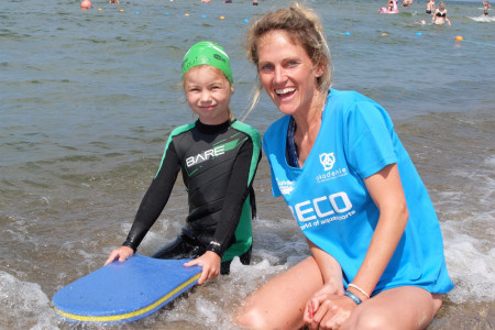Anna Kuhn – hier mit der siebenjährigen Louisa – arbeitet im Supreme Surf Beachhouse am Strand von Warnemünde und kümmert sich dort um die Schwimmkurse für Kinder.