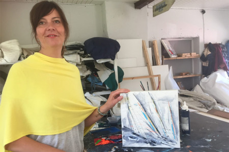 Jeannine Rafoth ist die "Segelmalerin" und stiftet der Warnemünder Woche vier Kunstwerke als Preise für die Teilnehmer der Regatten. Foto: Monika Kadner