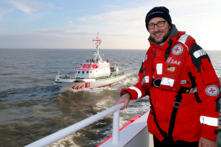 Neuer Seenotretter-„Bootschafter“ im Jahr 2016 ist der Schauspieler Markus Knüfken. Auf dem Seenotrettungskreuzer "Hermann Marwede" gab er heute in Cuxhaven die Einsatzbilanz der Seenotretter für 2015 bekannt.