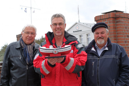 Jörg Westpahl (Mitte), Leiter des DGzRS-Infozentrums in Warnemünde, freut sich über die großzügige Spende, überreicht durch die beiden Vorstandsmitglieder des Leuchtturmvereins, Klaus Möller (re.) und Gerhard Lau.