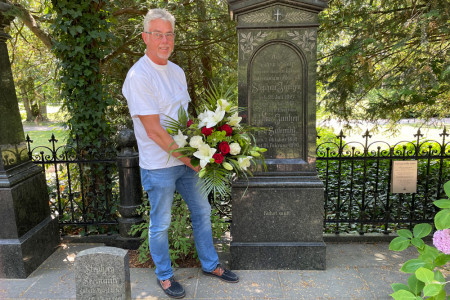 Der Leiter des Seenotretter Informationszentrums Warnemünde, Jörg Westphal legte heute zum 109. Todestag Stephan Jantzens ein Blumengesteck an dessen Grabstelle nieder.