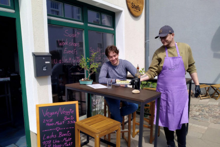 Anfang Mai hat Mathias Harder (r.) seinen neuen Sushi Imbiss in der Schulstraße Warnemünder Schulstraße eröffnet. Der 21-jährige John war einer seiner ersten Stammgäste.