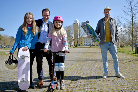 Ein Skatepark in Warnemünde wäre cool, meinen Evelyn (l.) und Estelle. Unterstützt werden sie durch ihren Vater Per Grohmann und Surffreund Hannes Winter.