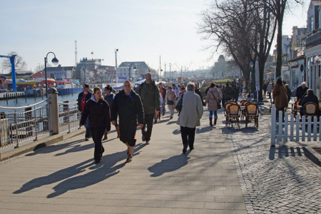 Trotz vieler Besucher dürfen die Geschäfte in Warnemünde bis Ende März 2015 sonntags nicht mehr öffnen. 