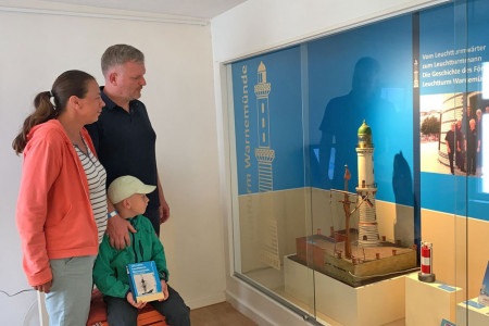 Katja und Mathias Stagat mit Söhnchen Ansgar schauen sich die neue Sonderausstellung „125 Jahre Leuchtturm Warnemünde“ im Heimatmuseum in der Alexandrinenstraße 31 ein. 