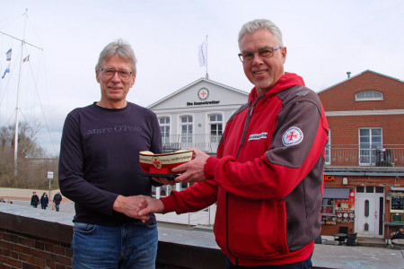 Ein Spendenschiffchen, gefüllt mit 453,15 Euro, übergab Jörg Hoppe vom WAV heute an den Seenotretter Jörg Westphal.