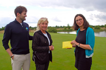 Golfmanager Andreas Riederer und Golf-Lady Petra Westphal übergeben eine 1.285 Euro Spende an Dorothea Engelmann vom Rostocker Frauenhaus (r.).