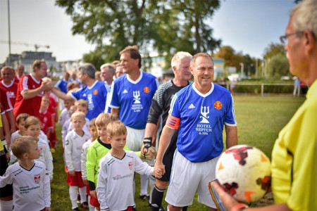 Die Lütten vom SV Warnemünde Fußball e.V. begleiten die Oldies aufs Spielfeld.