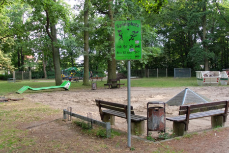 Der Spielplatz im Warnemünder Aranka-Park wird seit gestern saniert und umgestaltet. Am 5. September ist die Eröffnung mit einem großen Kinder- und Bürgerfest geplant.