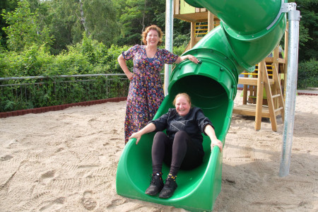 Hotelchefin Katharina Soyk (l.) und Küchenleiterin Cilli Hillbrunner freuen sich über den neuen, naturnahen Spielplatz für jüngere Gäste in Wilhelmshöhe.