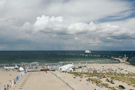 Direkt am Strand bietet die Sport & Beach Arena ab sofort bis in den September hinein jede Menge Sport und beste Aussichten auf die Ostsee vor Warnemünde