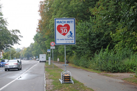 So wie hier in der Parkstraße wurden mehrere Tempo-30-Straßen in Warnemünde mit dem Hinweis „T30 – für mehr Sicherheit“ versehen.