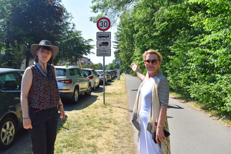 Freuen sich über mehr Sicherheit für alle Verkehrsteilnehmer in der westlichen Parkstraße: BI-Sprecherin Annette Boog (l.) und Anwohnerin Bärbel Riemer.  
