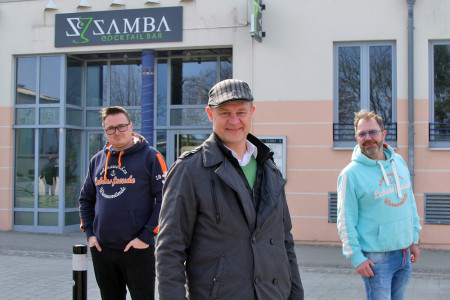 Arbeiten Hand in Hand für Warnemünde und machen aus der Samba Cocktailbar ein Covid-19-Testzentrum: Steve Zimmermann, Florian Plümer und Jens Kunze (v.l.) 