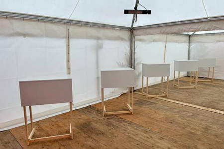 In einem beheizten Zelt auf dem Kirchenplatz in Warnemünde steht seit heute eine neue Teststrecke zur Verfügung.