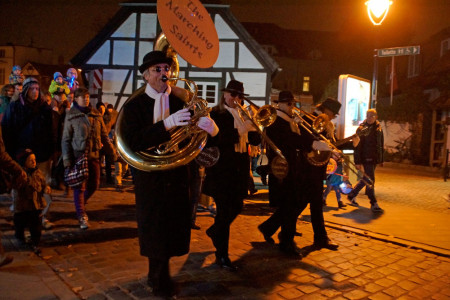 Nach einem Jahr Corona-bedingter Pause laden die Warnemünder Kirchengemeinde und die Tourismuszentrale wieder zum traditionellen Rundgang. Begleitet wird der Umzug von der Rostocker Brass-Band The Marching Saints.