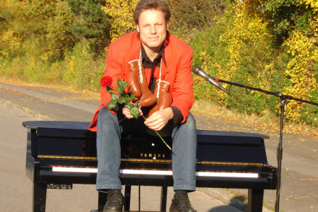 "The Piano Man", Klaus Porath, gastiert am Freitag im Ringelnatz Warnemünde.