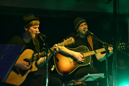Andreas und Matthias Pietsch sind das Gitarrenduo Tidemore. Am Freitag sind die beiden Brüder im Ringelnatz Warnemünde zu Gast.