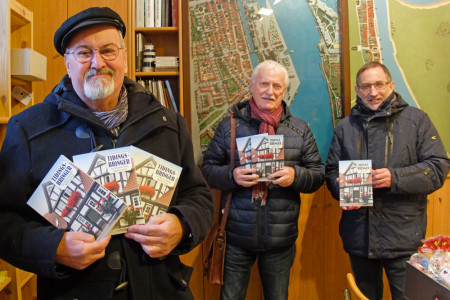 Präsentierten heute die 26. Ausgabe des Tidingsbringer: Leuchtturmchef Klaus Möller, Achim Schade und Matthias Redieck vom gleichnamigen Verlag Redieck & Schade (v.l.)
