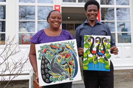 Die beiden Tingatinga-Künstler Agnes Mpata und John Kilaka kommen aus Tansania. Ihre farbenfrohen Werke sind ab heute in der Warnemünder Galerie Tölle zu sehen.