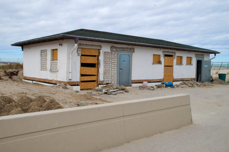 Das neue WC- und Duschhaus an der Warnemünder Strandpromenade soll zur Saison fertig sein.