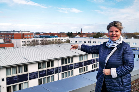 Die Geschäftsführerin des Technologieparks Warnemünde, Petra Ludwig, über den Dächern des Campus. Hier sollen noch in diesem Jahr im großen Stil Solarmodule montiert werden.