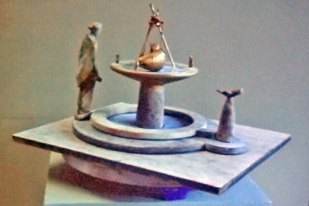 Das Modell eines Brunnens mit Trinkwasserfunktion und Maßstabsfigur. (Entwurf: Wolfgang Friedrich)