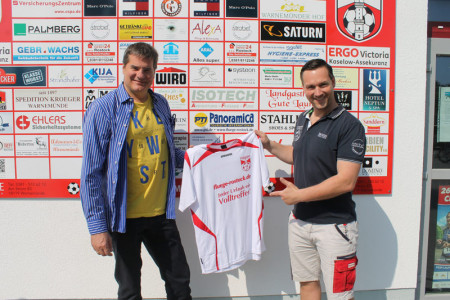 Kai Otto (l.) ist ein großer Sportsmann und finanzierte für die B-Jugend des SV Warnemünde Fußball einen Trikotsatz, den Mike Frahm gestern in Empfang nahm.