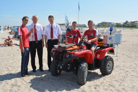 Vorstandsvorsitzender Winfried Kelch und Geschäftsführer Jürgen Richter des DRK Kreisverband Rostock übergeben den neuen Quad an das Team der Wasserwacht.