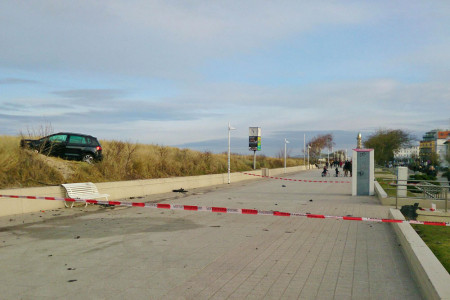 Bei einem schweren Verkehrsunfall in Warnemünde flog gestern Vormittag ein PKW über die Promenade in die Dünen.