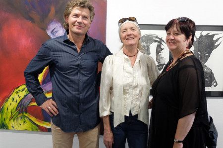 Galerist Alexander Gehrke begrüßte Malerin Angela Hampel (Mitte) und Kunsthistorikerin Karin Weber zur aktuellen Ausstellungseröffnung.