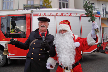 Das ist in Warnemünde eine schöne Tradition: Mit Feuerwehr und Sirene kamen Latüchtenwärter Klaus Lass und der Weihnachtsmann, alias Eckhard Tews, heute Mittag vorgefahren.
