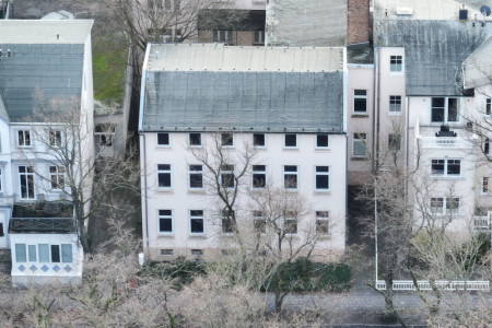 Das ehemalige Ärztehaus in der Wachtlerstraße 11 soll nach den Plänen der Wiro abgerissen und durch ein Wohnhaus ersetzt werden. Foto: Taslair