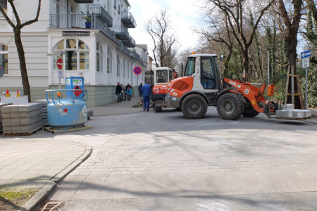 Seit gestern wird am Fußgängerüberweg Wachtlerstraße / Dänische Straße / Kurpark gearbeitet.