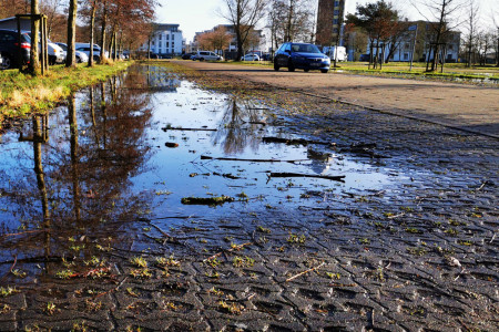 Der westliche Teil des Parkplatzes Mitte in Warnemünde war am vergangenen Wochenende kaum nutzbar. Überall Wasser…
