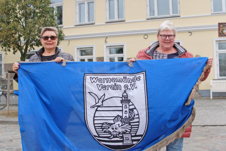 Sind wieder am Start und zeigen Flagge: Astrid Voß und Inge Regenthal vom Gemeinnützigen Verein für Warnemünde e.V. stellen den Frühlingslandgang vor.