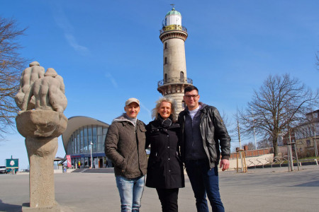 Freuen sich auf eine großartige Show am Leuchtturm Warnemünde: Ola Van Sander, Martina Hildebrandt und Max Zeug. Das Motto der Inszenierung lautet "Zusammen".