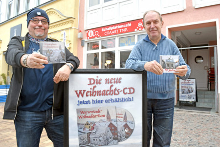 Neben den beiden neuen Weihnachts-CDs sind im Schallplattencafé von Doc Buhse (l.) auch viele andere musikalische Schätze und Neuerscheinungen zu haben. Klaus Burmeister hält die ebenfalls im Angebot befindliche Ringelnatz-Rock-Jubiläums-CD in den Händen.