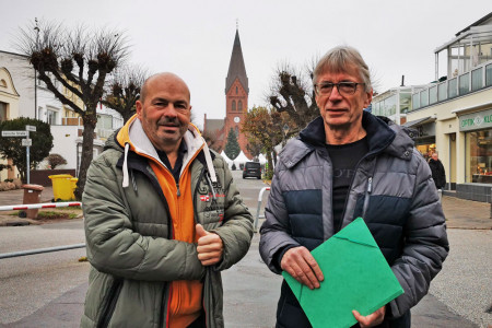 Der neue Schatzmeister des Warnemünder Angelvereins, Uwe Kleinhans (l.) und der stellvertretende Vorsitzende, Jörg Hoppe, sorgen sich um die Perspektive am Standort Weidenweg.