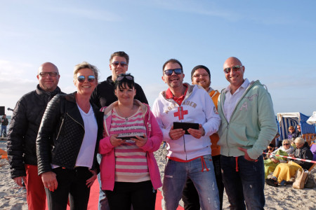 Matthias Treichel, Jana Ernst, Dennis Rückert, Franziska Treichel, Jens Kunze, Sven Kettler und Martin Ernst (v.l.) haben die Show "Warnemünder Strand in Mode" organisiert.