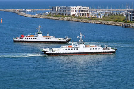 Funktionieren an sich wie ein Uhrwerk: die Motorfähren auf dem Warnemünder Seekanal "Warnow" und "Breitling"