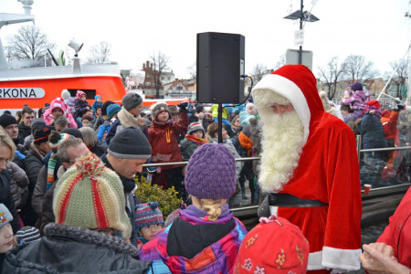 Der Weihnachtsmann kommt in Warnemünde traditionell mit einem Seenotkreuzer.