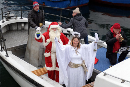 Ralf Lausch und Frank Dauert haben den Weihnachtsmann (Sylvia Klingebein) samt Weihnachtsengel (Petra Pothmann) und Trompeter Erhard Kuban an Bord.